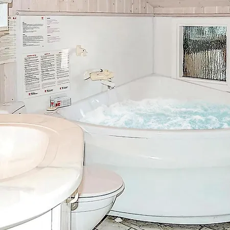 Beach Front Home In Sjolund With Sauna בית נופש
