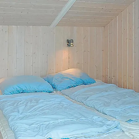 Beach Front Home In Sjolund With Sauna בית נופש